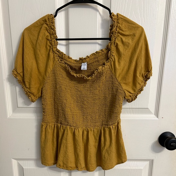 Tops - Yellow Puff sleeve, ruched top. Size small